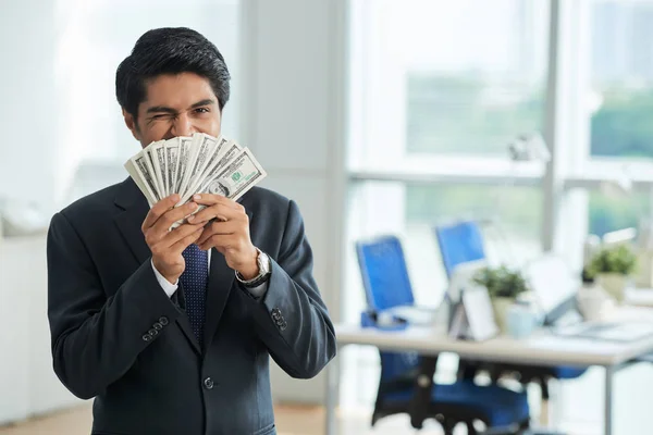 Retrato Hombre Negocios Feliz Con Dinero Pie Oficina —  Fotos de Stock
