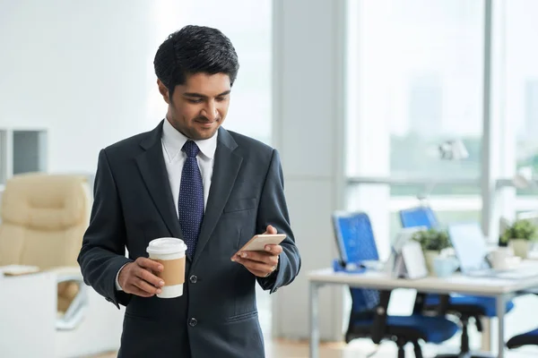 Indiai Üzletember Gazdaság Csésze Kávé Használ Mozgatható Telefon Hivatal — Stock Fotó