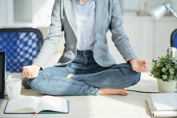 Cropped Image Businesswoman Sitting Lotus Position Table Barefoot — Stock Photo, Image