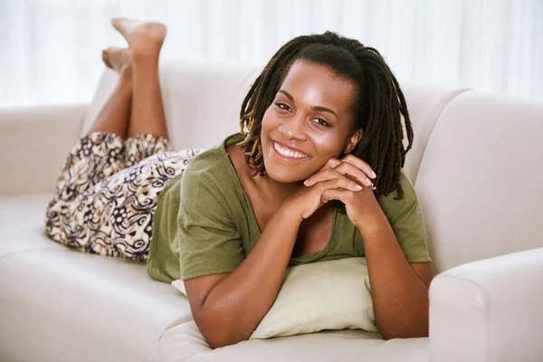 Piękna Kobieta Uśmiechający Się Odpoczynku Kanapie Domu — Zdjęcie stockowe
