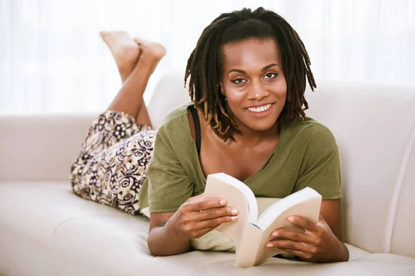 Pěkně Afroameričanka Relaxační Pohovce Knihou — Stock fotografie