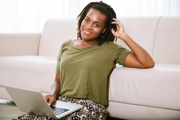 Портрет Красивої Афро Американської Жінки Сидить Підлозі Ноутбуком Дивані — стокове фото