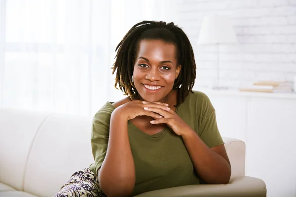 Retrato Una Alegre Sonriente Mujer Afroamericana Sentada Sofá —  Fotos de Stock