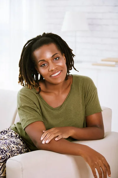 Retrato Una Alegre Sonriente Mujer Afroamericana Sentada Sofá —  Fotos de Stock