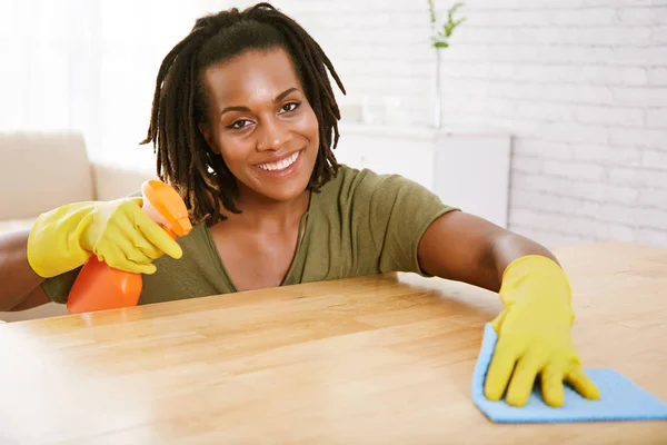 Lächelnde Hausfrau Benutzt Desinfektionsmittel Beim Abwischen Von Möbeln Hause — Stockfoto