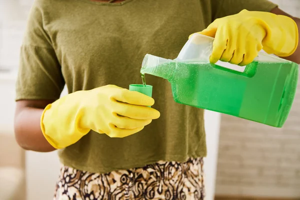 Ibu Rumah Tangga Menuangkan Cairan Pencuci Hijau Dalam Cangkir Botol — Stok Foto