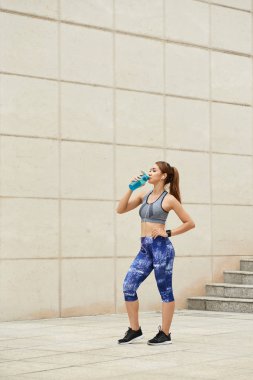 Asyalı kadın içme suyu eğitimden sonra uygun