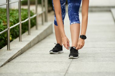 kadın ayakkabı bağcığı bağlama kısmi görünümünü