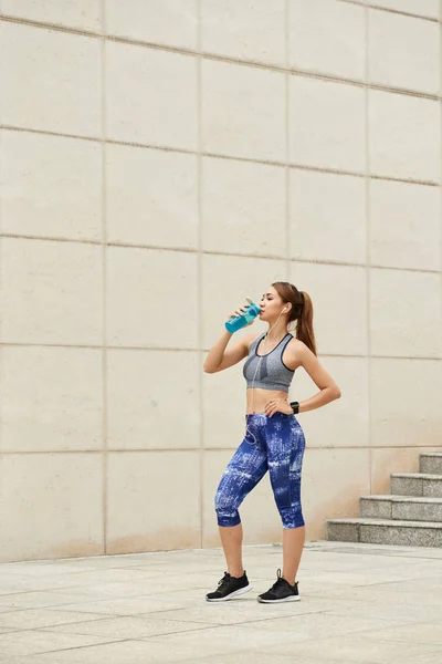 Fit Asiático Mujer Beber Agua Después Formación — Foto de Stock