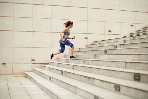 Mujer Deportiva Corriendo Escaleras Arriba Aire Libre —  Fotos de Stock