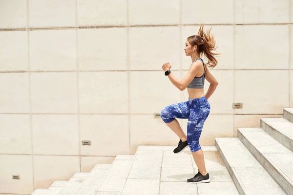 Mujer Deportiva Corriendo Por Las Escaleras —  Fotos de Stock