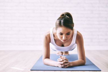Asyalı kadın tahta egzersiz Yoga Mat yapmak
