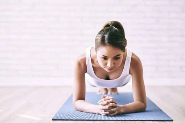 Asyalı Kadın Tahta Egzersiz Yoga Mat Yapmak — Stok fotoğraf