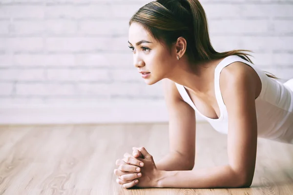 Asiatische Frau Macht Brettgymnastik Auf Yogamatte — Stockfoto