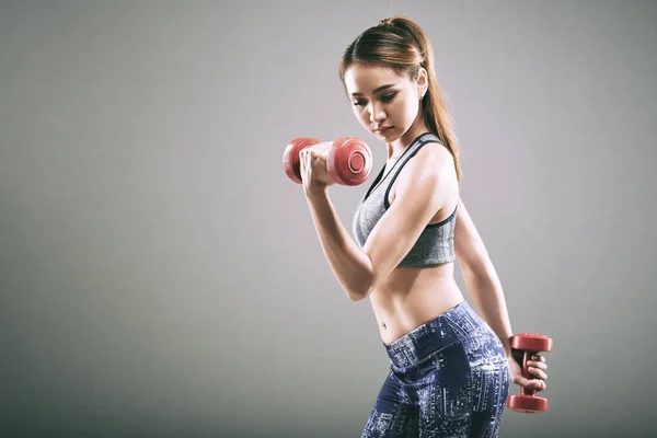 Asiática Mulher Exercitando Com Halteres — Fotografia de Stock