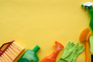 Deterjanlar ve fırçalar temizlik sarı arka plan