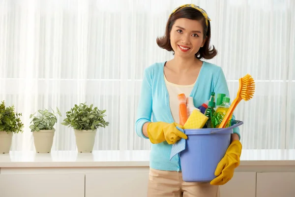 Portrait Pretty Smiling Housewife Bucket Cleaning Supplies — Stock Photo, Image