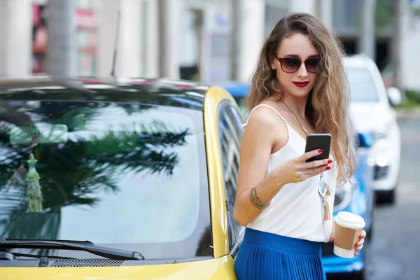 Mulher Elegante Que Navega Smartphone Segurando Caneca Café Enquanto Está — Fotografia de Stock