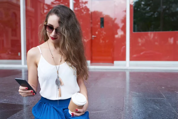 Mujer Joven Sonriente Revisando Mensajes Teléfono Taza Café —  Fotos de Stock