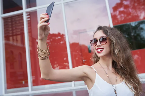 Lächelnde Junge Frau Mit Sonnenbrille Macht Selfie Mit Handy — Stockfoto