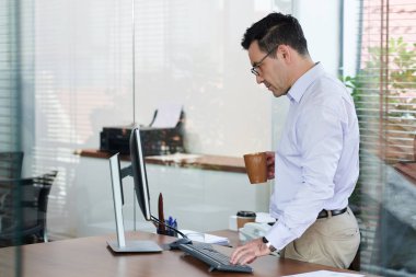 Bilgi bilgisayar ekran okuma kahve ile beyaz iş adamı