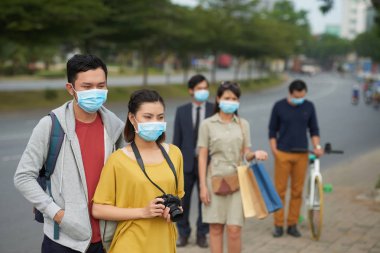 Asya şehir gribi salgını nedeniyle yüz maskesi giyen vatandaşları