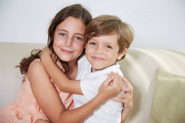 Kardeş birbirlerine sarılma portresi