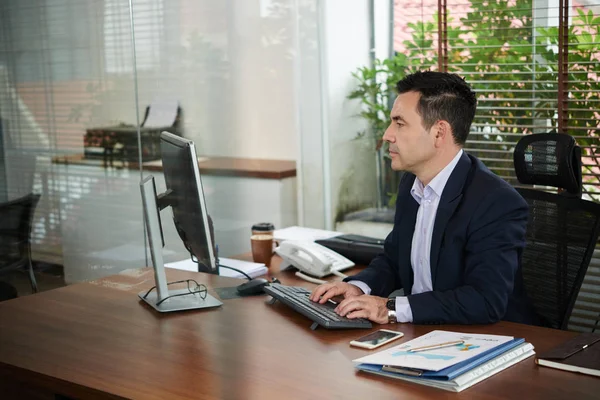 Medelålders Affärsman Arbetar Med Dator Hans Kontor — Stockfoto