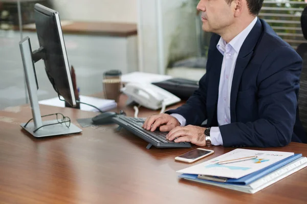 Beskuren Bild Affärsman Som Arbetar Datorn Office — Stockfoto