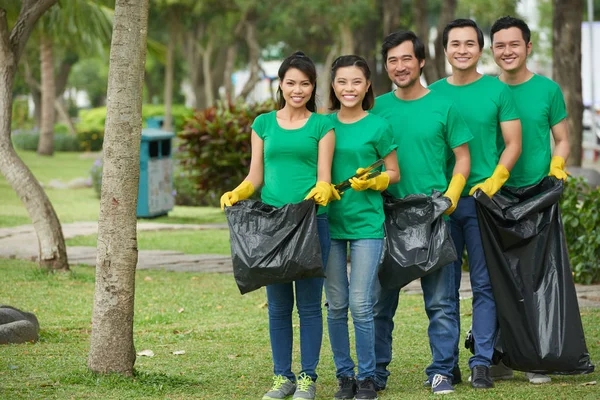 Grupo Voluntarios Asiáticos Con Grandes Bolsas Negras Recogiendo Basura Parque — Foto de Stock