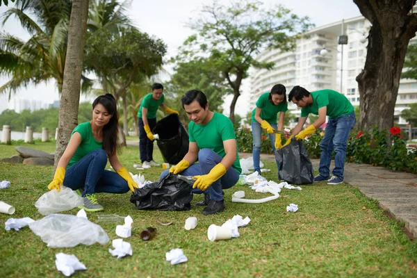 Grupo Voluntários Asiáticos Pegando Lixo Grandes Sacos Lixo — Fotografia de Stock