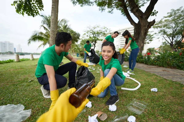 Gruppe Asiatischer Freiwilliger Sammelt Müll Großen Müllsäcken Auf — Stockfoto