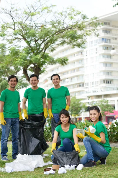 Activistas Verdes Alegres Recogiendo Basura Poniéndola Bolsas Basura — Foto de Stock