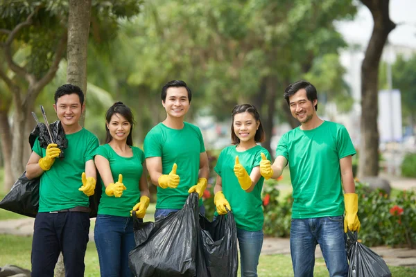 Grupo Activistas Ambientales Asiáticos Con Grandes Bolsas Basura Mostrando Pulgares — Foto de Stock