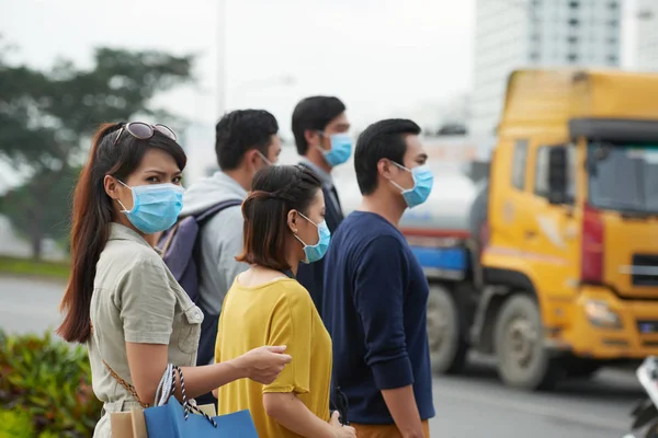 Unglückliche Asiatische Bürger Mit Gesichtsmasken Gehen Zur Arbeit — Stockfoto