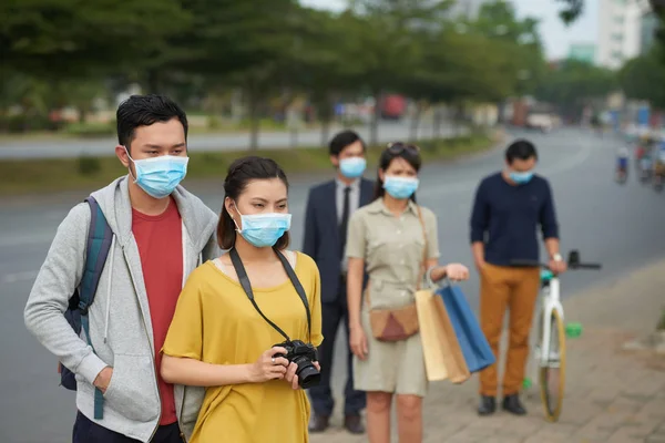 亚洲城市居民因流感爆发而佩戴口罩 — 图库照片