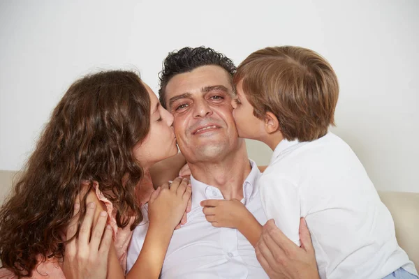 Hija Hijo Besando Padre Las Mejillas — Foto de Stock