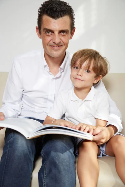 Feliz Padre Hijo Juntos Casa Con Libro — Foto de Stock