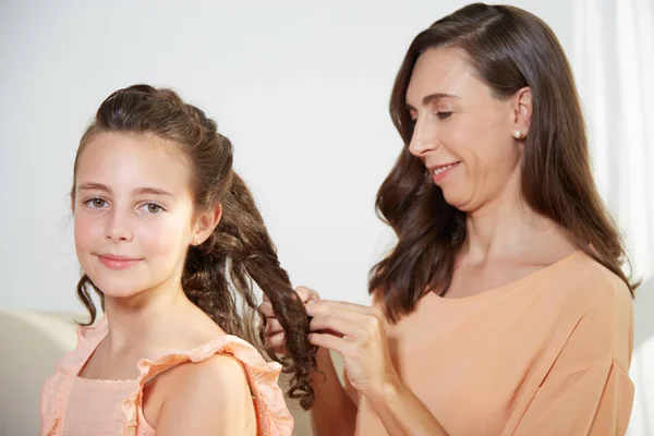 Lachende Moeder Vlechten Lang Haar Van Mooie Mooie Dochter — Stockfoto