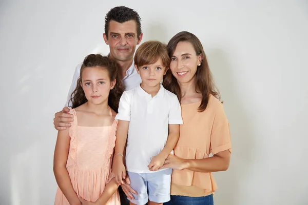 Familia Feliz Cuatro Madre Padre Hijo Hija Posando Estudio Mirando — Foto de Stock