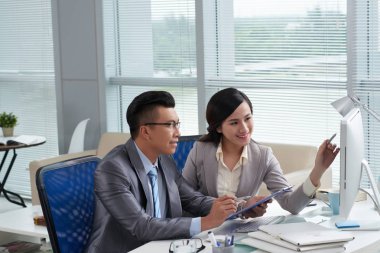 iş adamları masada bilgisayar monitörü ile çalışma 