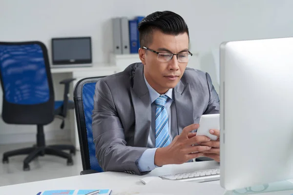 Asiatischer Unternehmer Nutzt Anwendung Auf Seinem Smartphone — Stockfoto