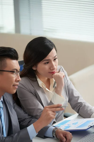 Finanzanalysten Diskutieren Geschäftsbericht Bei Treffen — Stockfoto