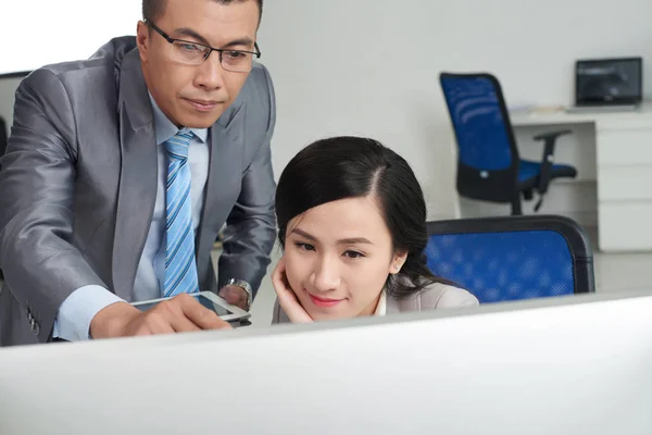 Vietnamesische Mitarbeiter Diskutieren Informationen Auf Dem Computerbildschirm — Stockfoto