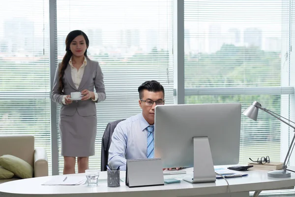 Asistente Mujer Trayendo Café Jefe Hombre Trabajando Mesa Con Monitor — Foto de Stock