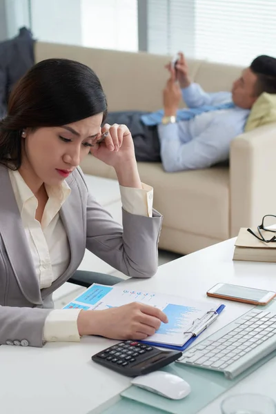 Senhora Negócios Confuso Infeliz Analisando Relatório Financeiro Sua Mesa Homem — Fotografia de Stock