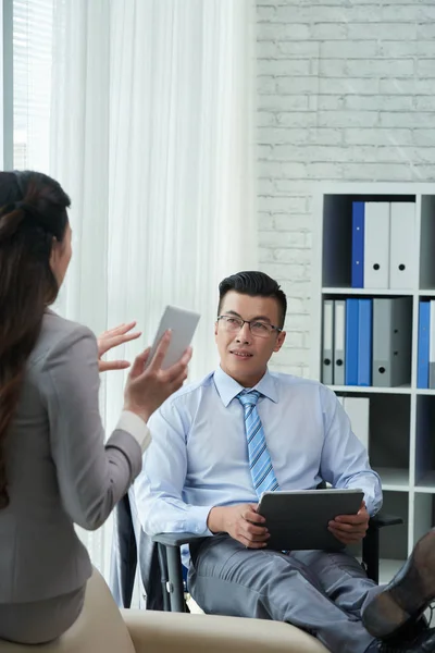 Medelålders Vietnamesiska Affärsman Lyssnar Idén Hans Kvinnliga Medarbetare — Stockfoto