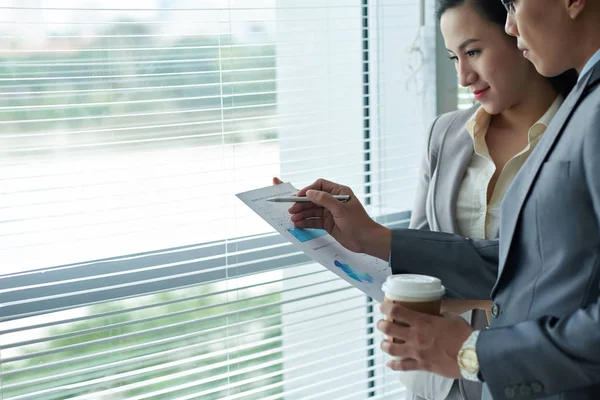 Sorridente Asiatici Uomini Affari Discutendo Diagramma Riunione Ufficio Alla Finestra — Foto Stock