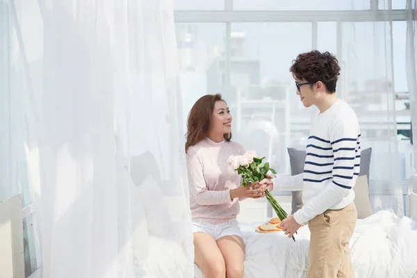 Sorrindo Homem Vietnamita Dando Buquê Flores Para Sua Namorada Manhã — Fotografia de Stock