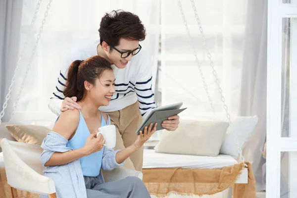 Sorrindo Asiático Casal Casa Com Laptop Digital Tablet — Fotografia de Stock